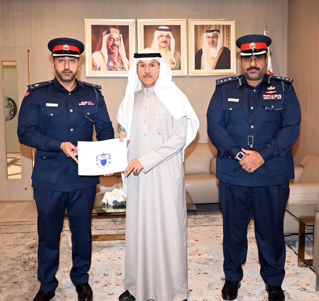 وكيل وزارة الداخلية لشئون الجنسية والجوازات والإقامة يكرّم موظفين لتميزهم في الأداء<