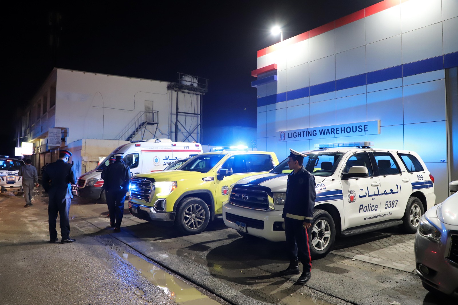 الدفاع المدني يدفع بـ 17 آلية و59 ضابطاً وفرداً ويتمكن من إخماد حريق اندلع في مستودع بمنطقة سترة<