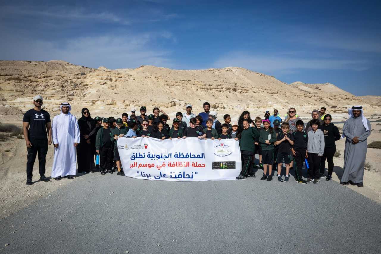 في اطار الحفاظ على البيئة والحياة الفطرية... المحافظة الجنوبية تواصل حملة تنظيف البر بالتعاون مع البلدية<