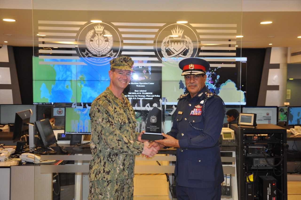 قائد خفر السواحل يستقبل نائب مدير الاستراتيجيات والتخطيط والسياسات بالقيادة المركزية الأمريكية<