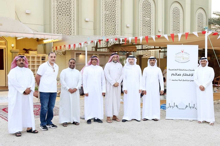 محافظ العاصمة يطلع على عملية توزيع وجبات إفطار صائم في عدد من المواقع<