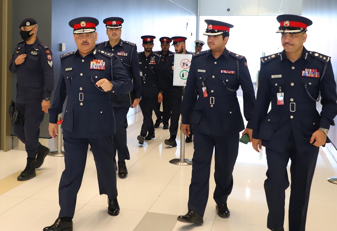 رئيس الأمن العام يقوم بزيارة تفقدية إلى مديرية شرطة مطار البحرين الدولي<