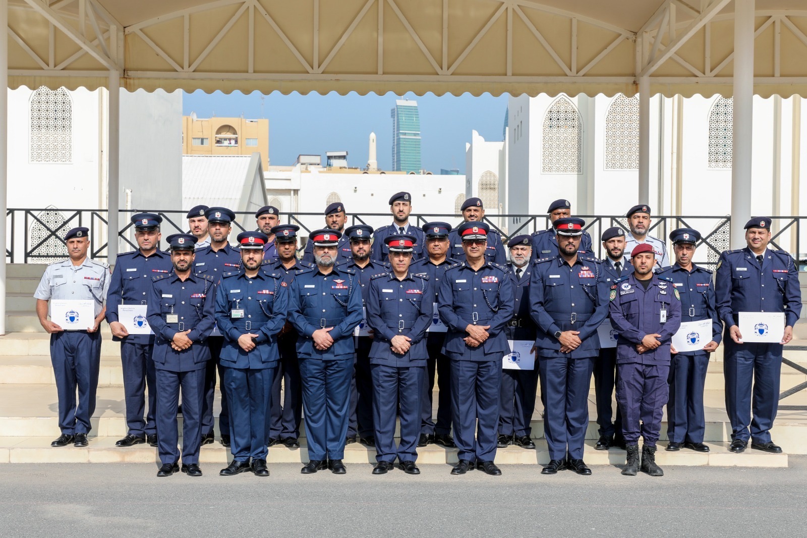 مدير عام الحراسات يكرم عددا من أفراد الشرطة لتميزهم وإخلاصهم في أداء الواجب<
