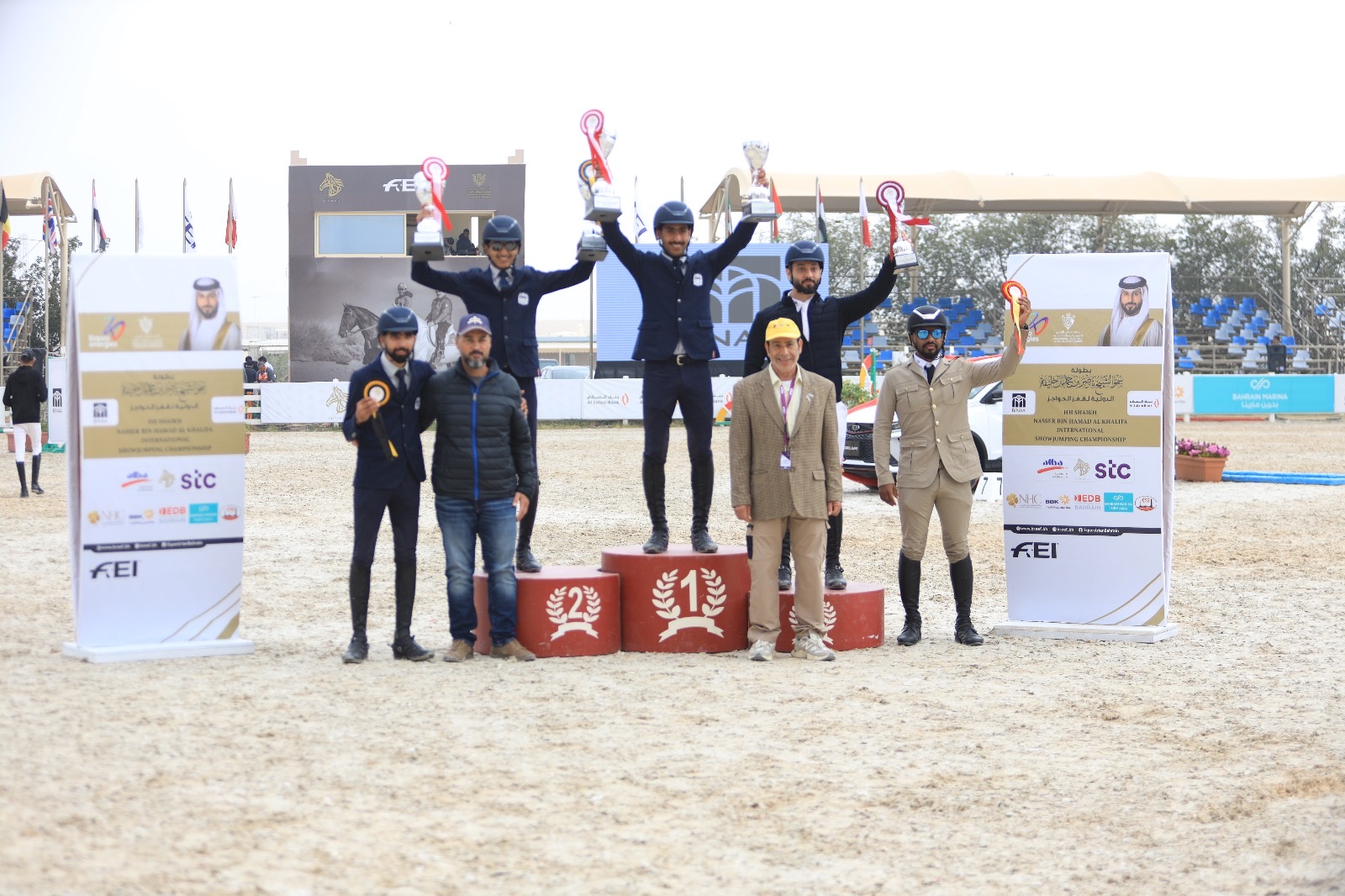 فريق وزارة الداخلية لقفز الحواجز يواصل تحقيق المراكز الأولى في بطولة سمو الشيخ ناصر بن حمد الدولية ذو النجمتين لقفز الحواجز في يومها الثاني<