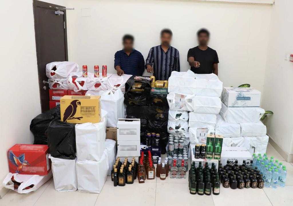 شرطة العاصمة : القبض على ثلاثة آسيويين في قضية حيازة وبيع مواد مسكرة<