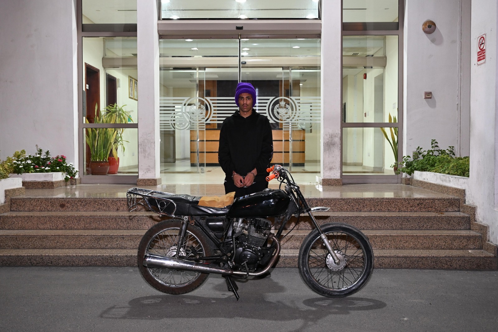 (شرطة المحرق) : القبض على شخص ملثم تعمد إتلاف مركبة أثناء قيادته دراجة نارية غير مرخصة<