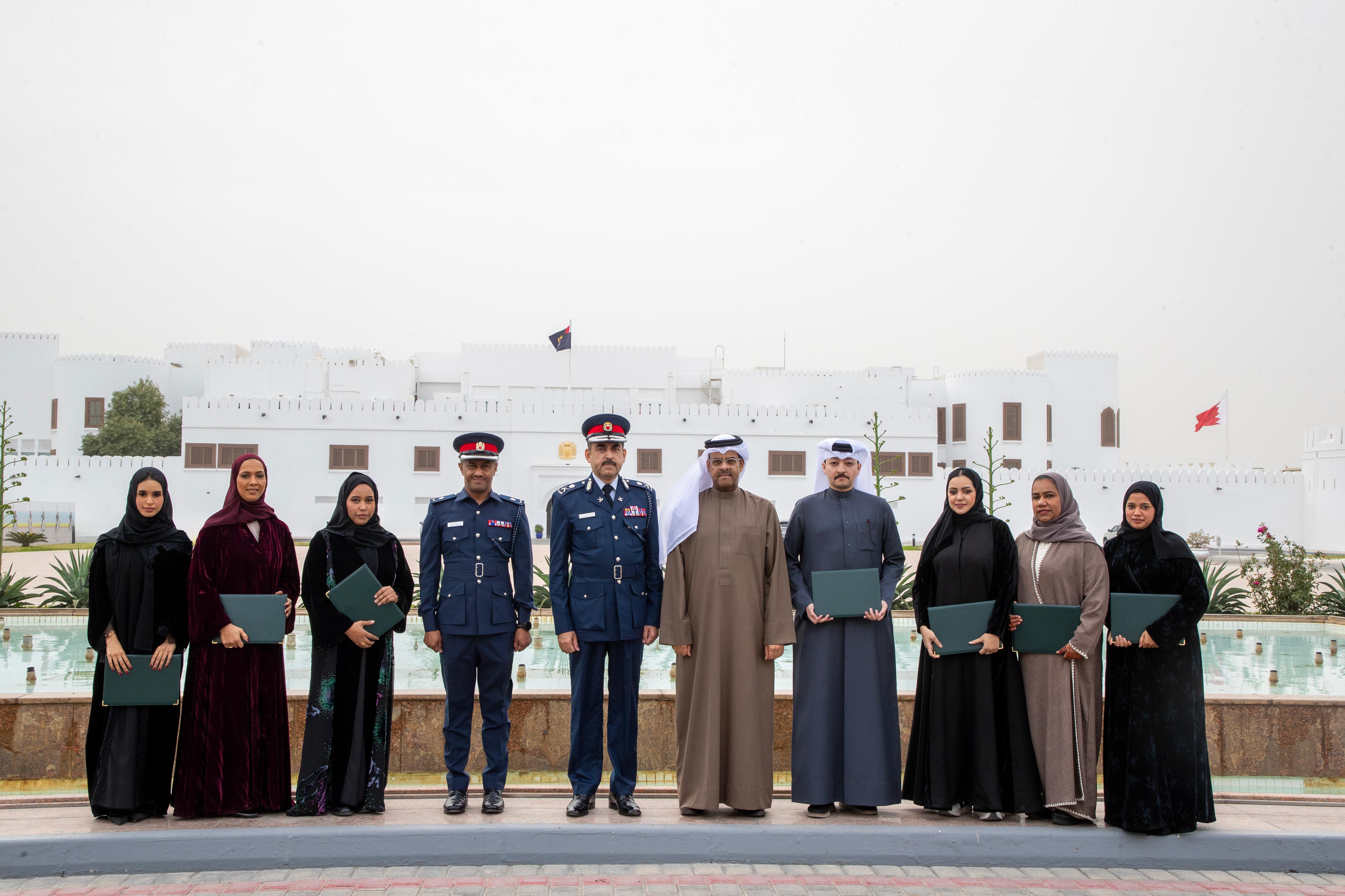 عبر برنامج تدريبي مكثف امتد لأكثر من أسبوعين ... وكيل وزارة الإعلام ومدير عام الإعلام الأمني يكرّمان المشاركين في دورة الإلقاء الصوتي<