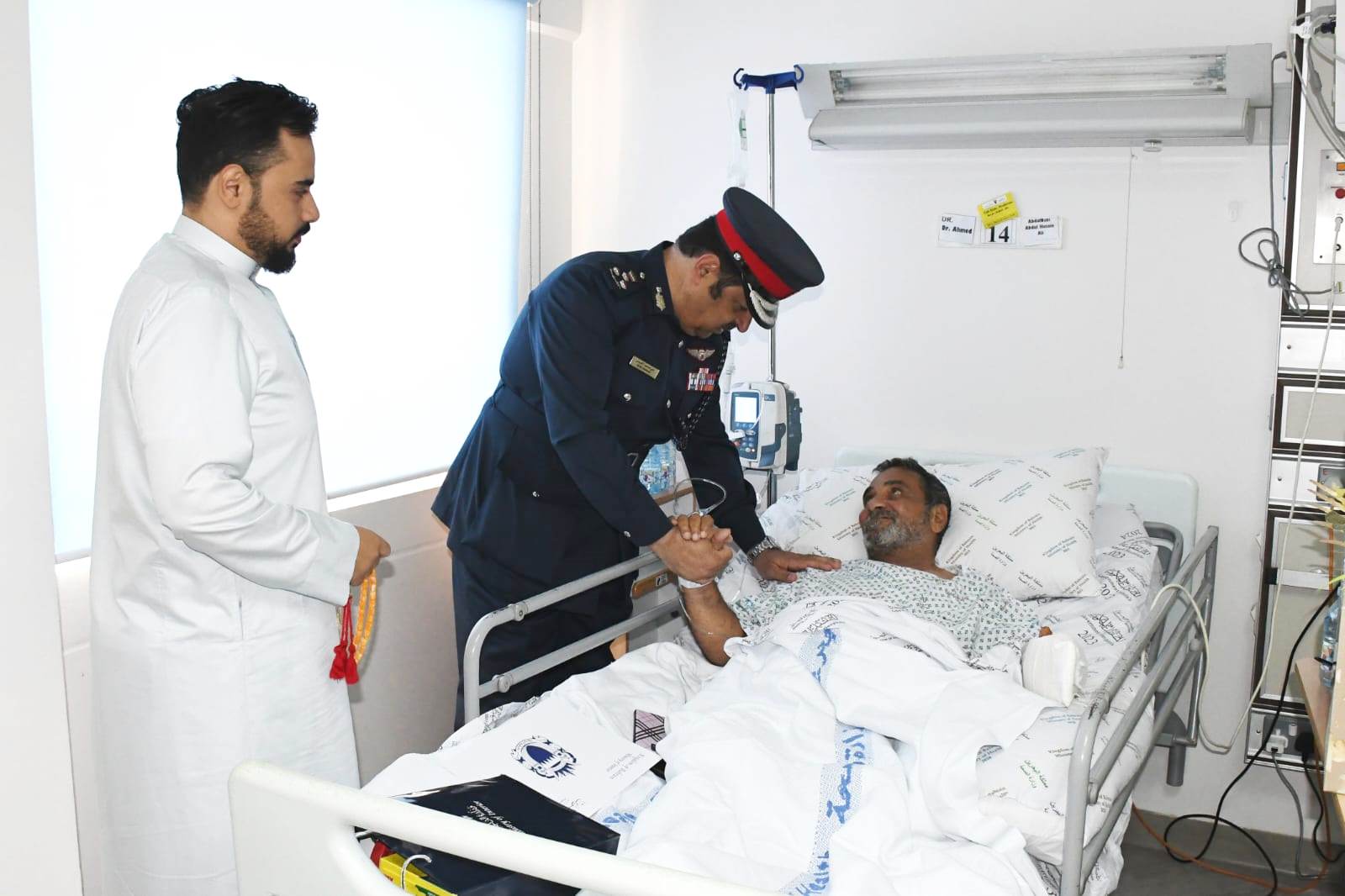 مدير عام الدفاع المدني يشيد بشجاعة مواطن قام بإخراج مركبة اندلع بها حريق في محطة وقود<