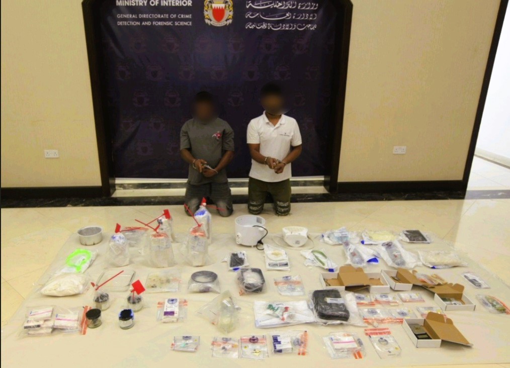 الجمارك بالتعاون مع مكافحة المخدرات: إحباط محاولة تهريب مادة الشبو المخدرة عبر طرد بريدي<