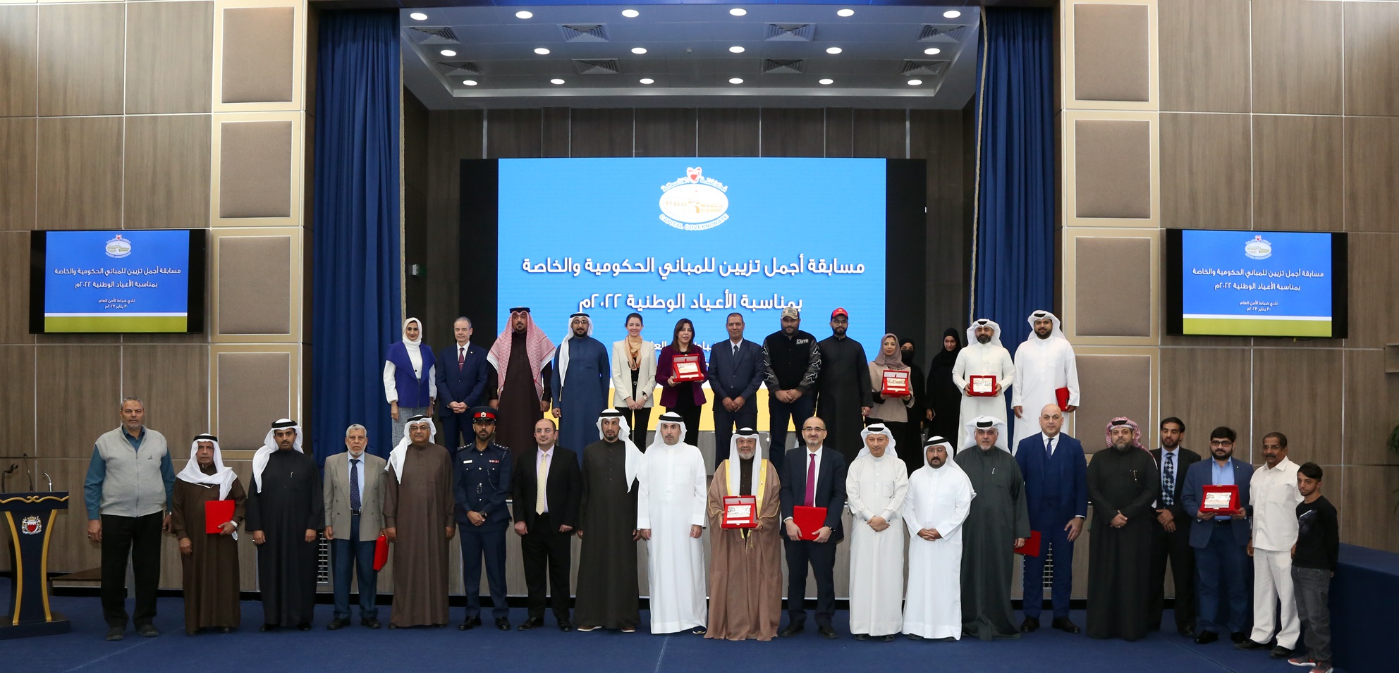 أشاد بدورهم في إبراز مظاهر الابتهاج بأفراح الوطن.. محافظ العاصمة يكّرم الفائزين في مسابقة أجمل تزيين مبنى بمناسبة الأعياد الوطنية<