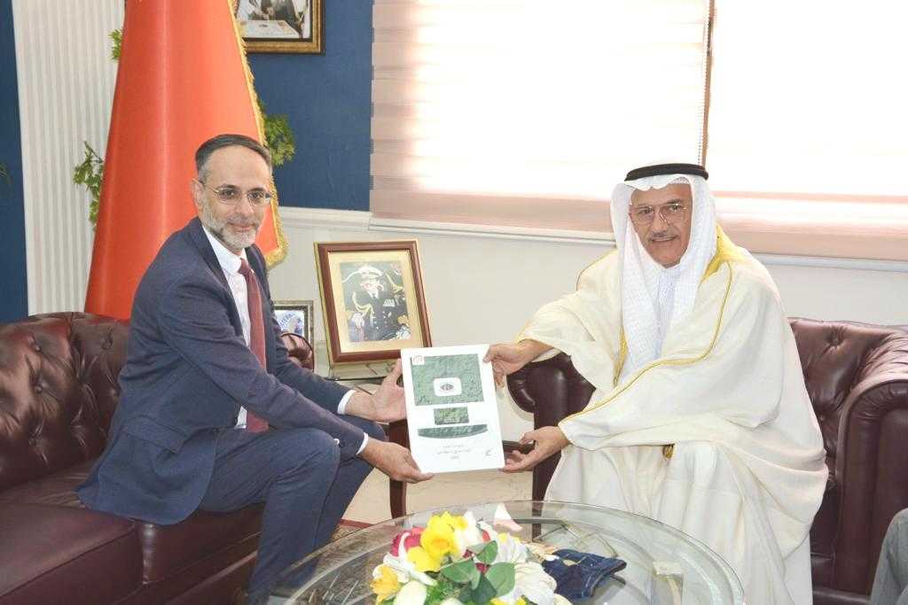 محافظ الشمالية يستقبل رئيس جمعية الاطباء البحرينية<