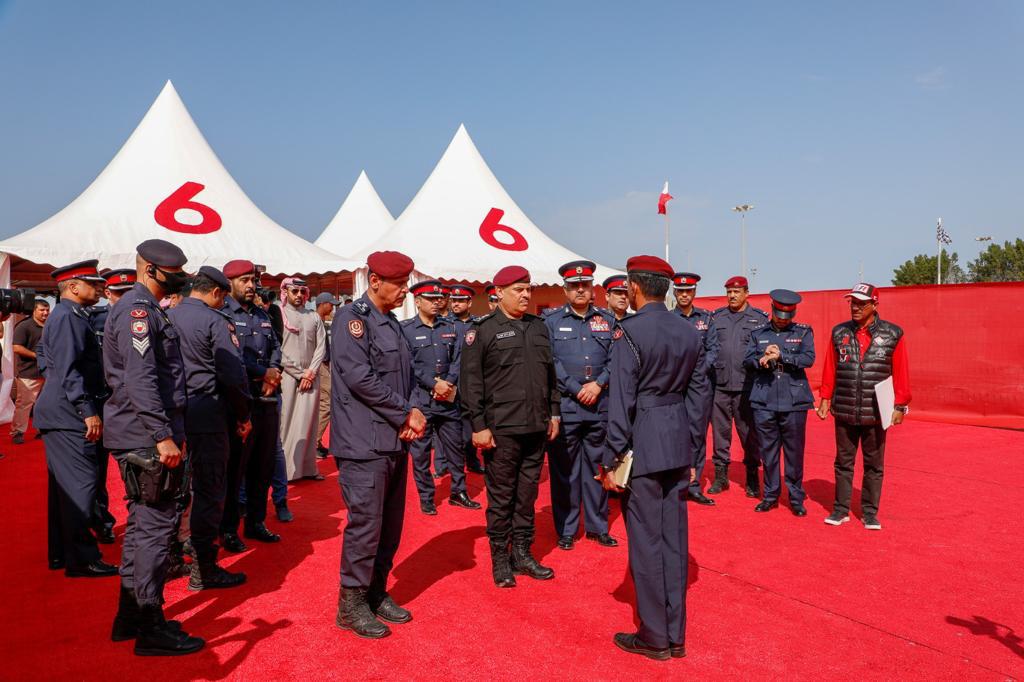 رئيس الأمن العام يقوم بجولة ميدانية في حلبة البحرين الدولية ويتفقد الاستعدادات الأمنية لاستقبال سباق الفورمولا 1<