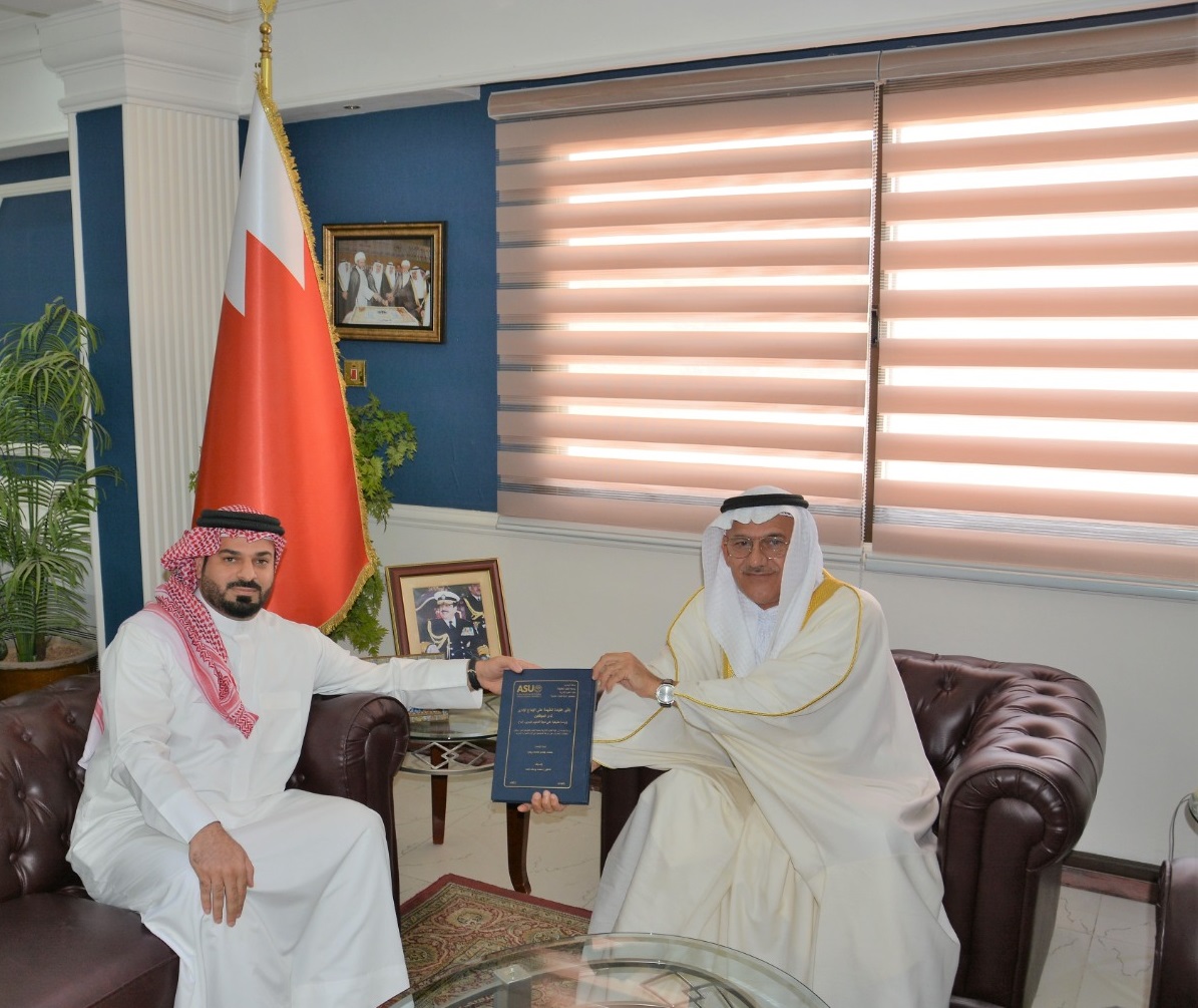 محافظ الشمالية يستقبل الباحث محمد بن رجب ويتسلم نسخة من رسالته للماجستير<