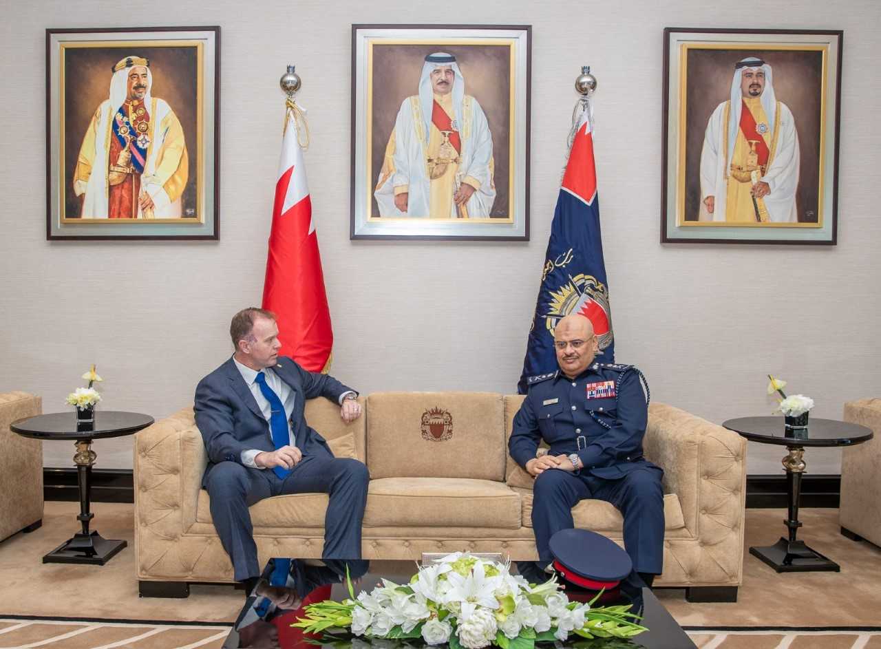 رئيس الأمن العام يستقبل وفداً من التحقيقات الجنائية بالبحرية الأمريكية<