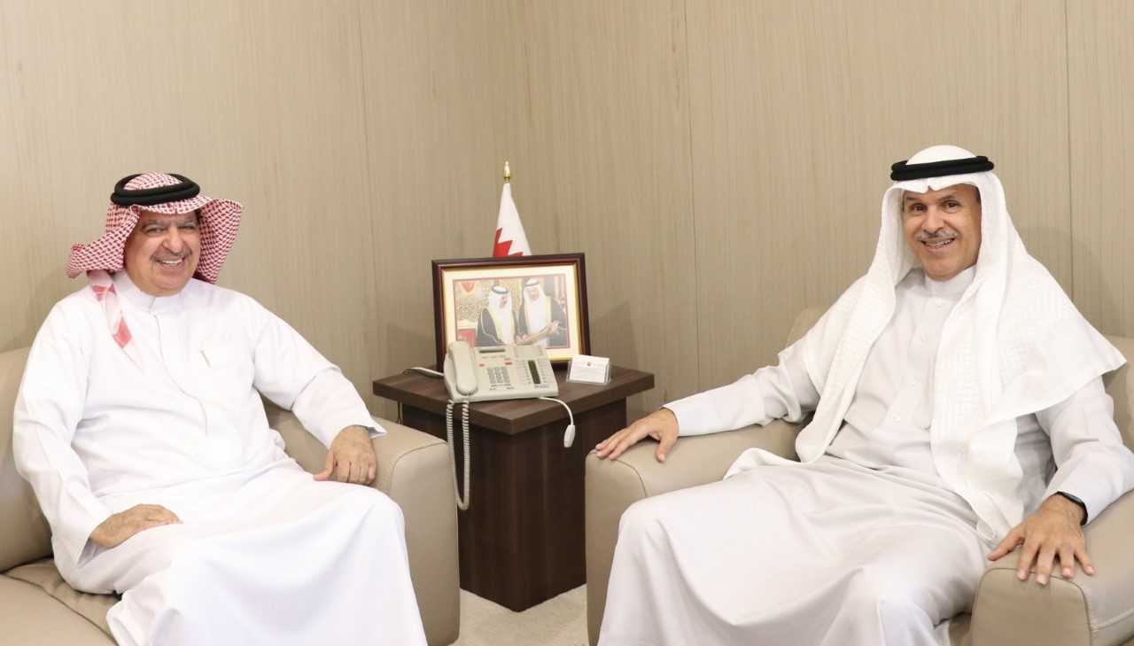 الشيخ هشام بن عبدالرحمن يتسلم نسخه من كتاب (جمال الكلمة جمال)<