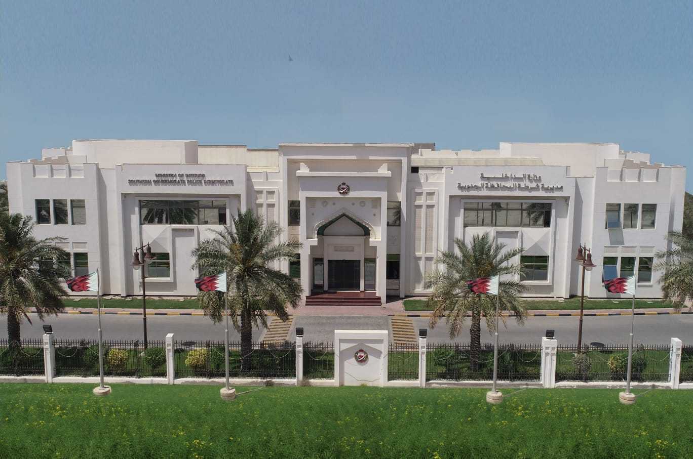 شرطة الجنوبية : القبض على شخص لسرقته مركبة شخص آخر بالإكراه من خلال استخدام أداة حادة بمنطقة النويدرات<