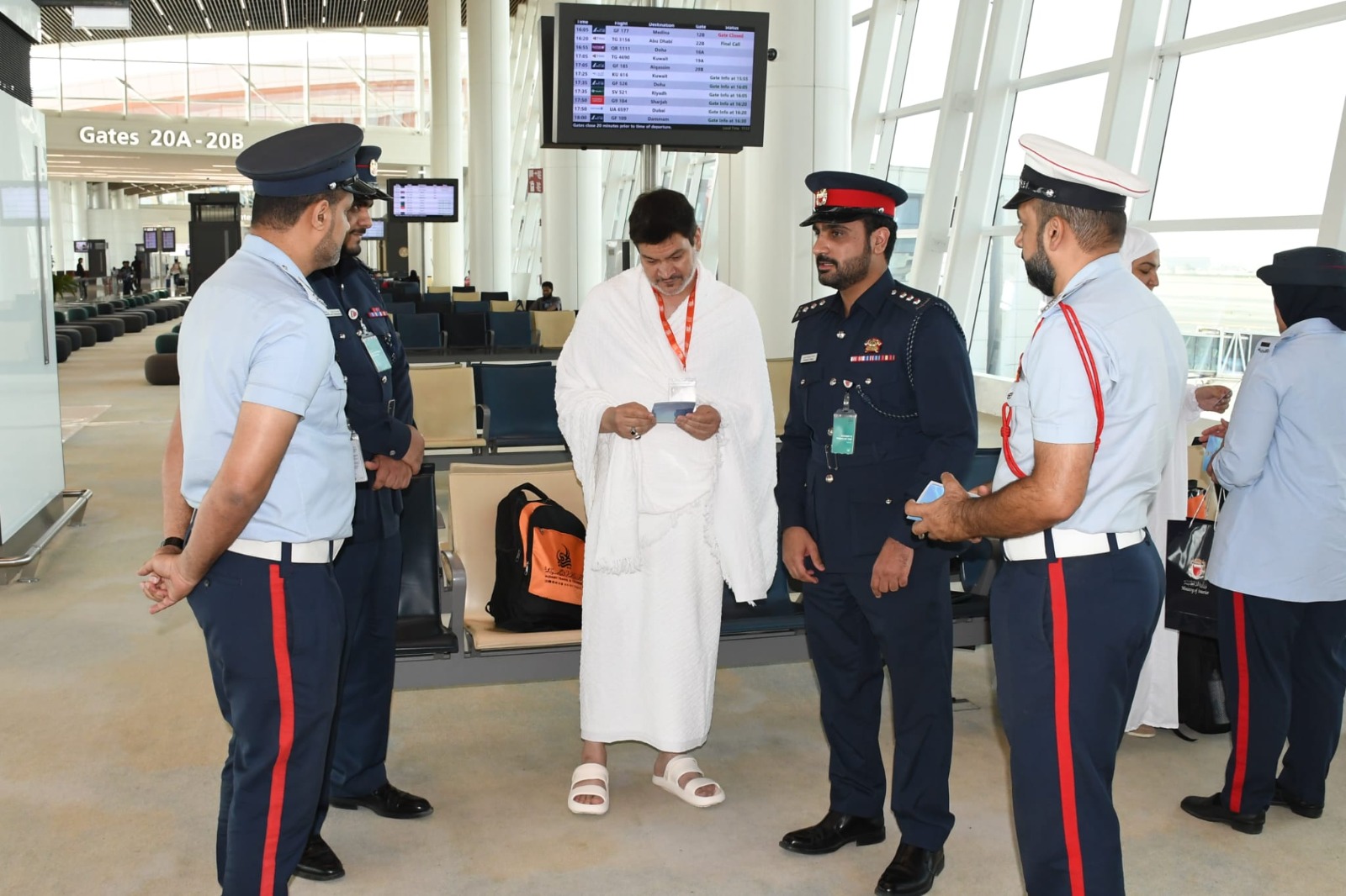 الدفاع المدني يطلق حملة توعوية للحجاج عبر منفذي مطار البحرين الدولي وجسر الملك فهد<