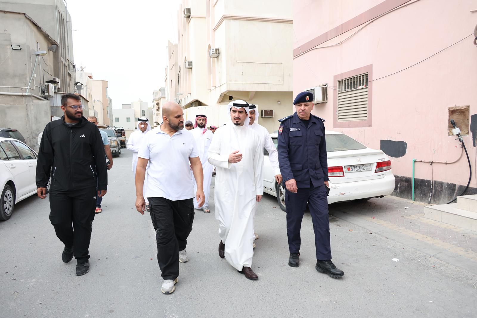 محافظ العاصمة يزور منطقة سترة للاطمئنان على سلامة المواطنين إثر العدوان الإيراني بطائرات مسيرة <