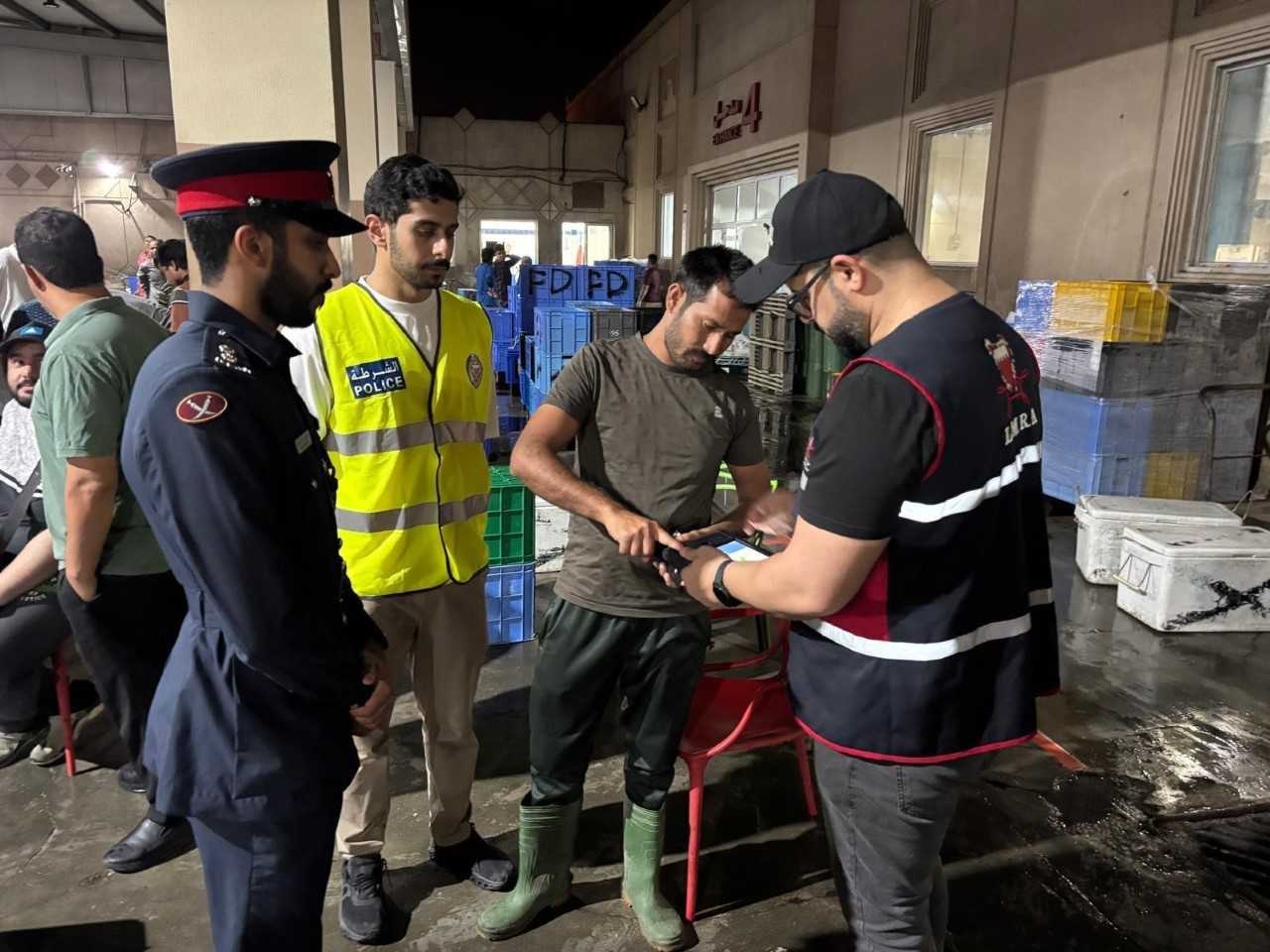 خفر السواحل تنفذ حملة تفتيشية وتوعوية في سوق المنامة المركزي<