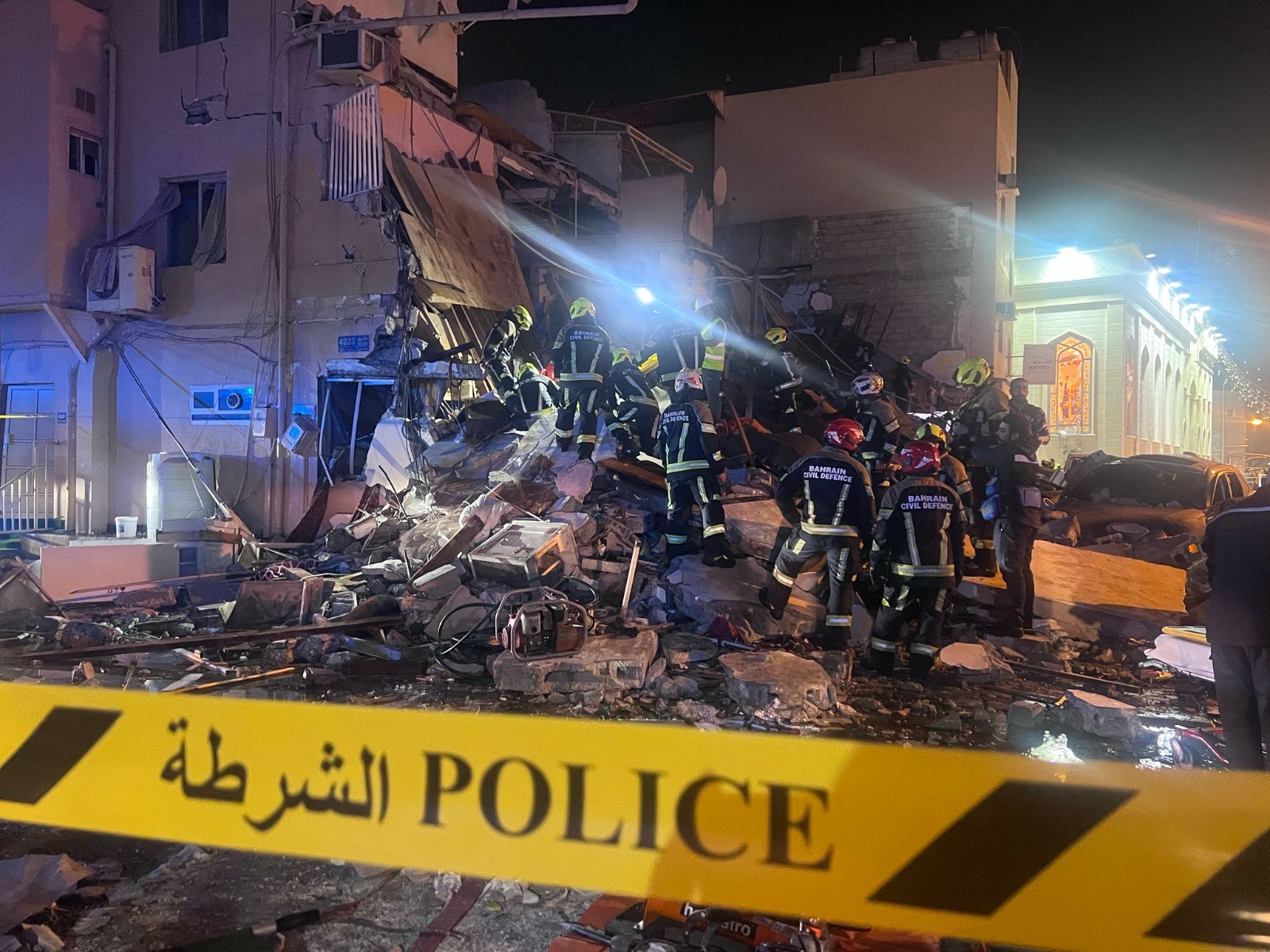 حالة وفاة وانقاذ اثنين بعد انتشالهما من تحت الأنقاض ... الدفاع المدني يباشر حادث انهيار مبنى في عراد<