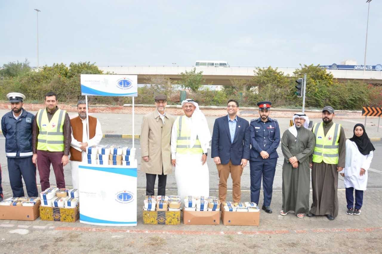 المحافظة الشمالية توزع وجبات إفطار صحية على الطريق بمشاركة السفير الامريكي<