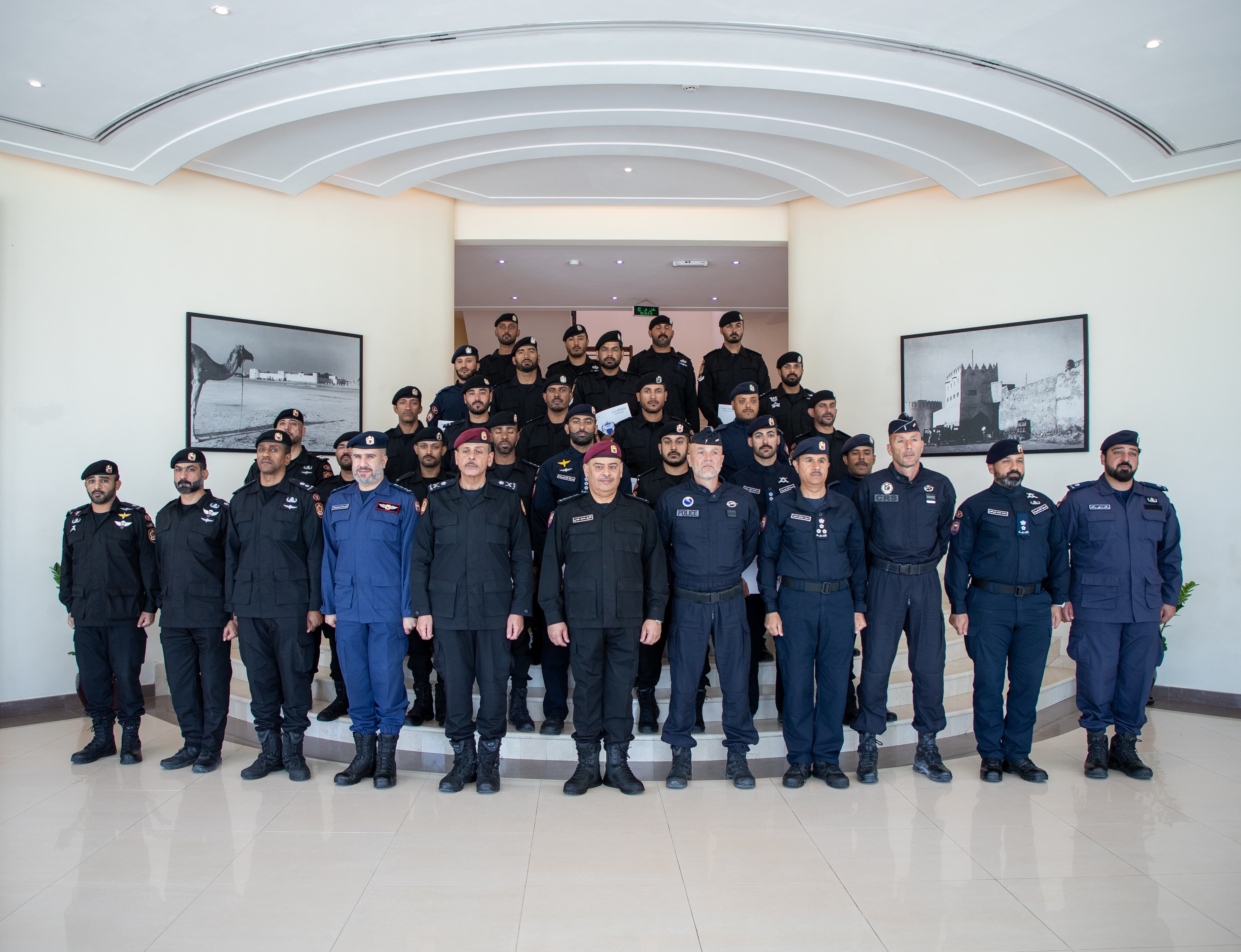 رئيس الأمن العام يحضر حفل تخريج دورة التدخل السريع واقتحام المباني ويشيد بالمستوى الاحترافي للمشاركين<