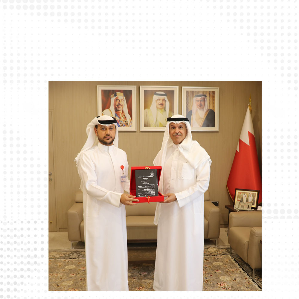 وكيل وزارة الداخلية لشئون الجنسية والجوازات والإقامة يستقبل أحد الحاصلين على درجة الدكتوراه<