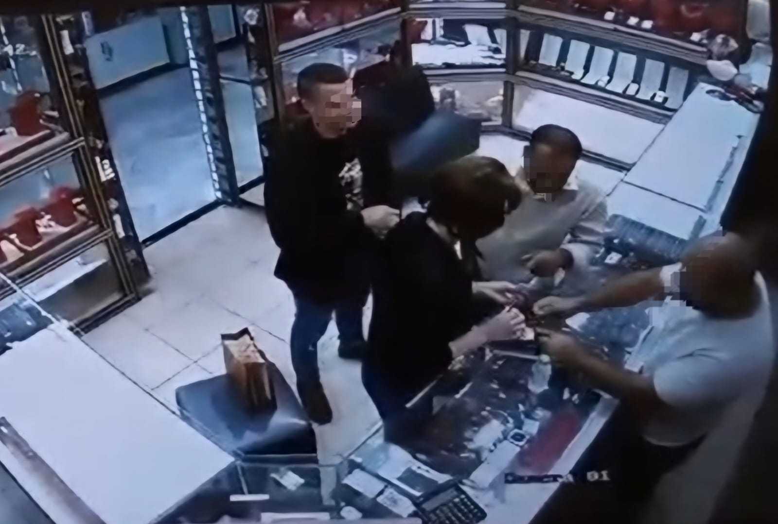 شرطة العاصمة: القبض على رجل وامرأة قاما بسرقة مصوغات ذهبية من أحد محلات الذهب<