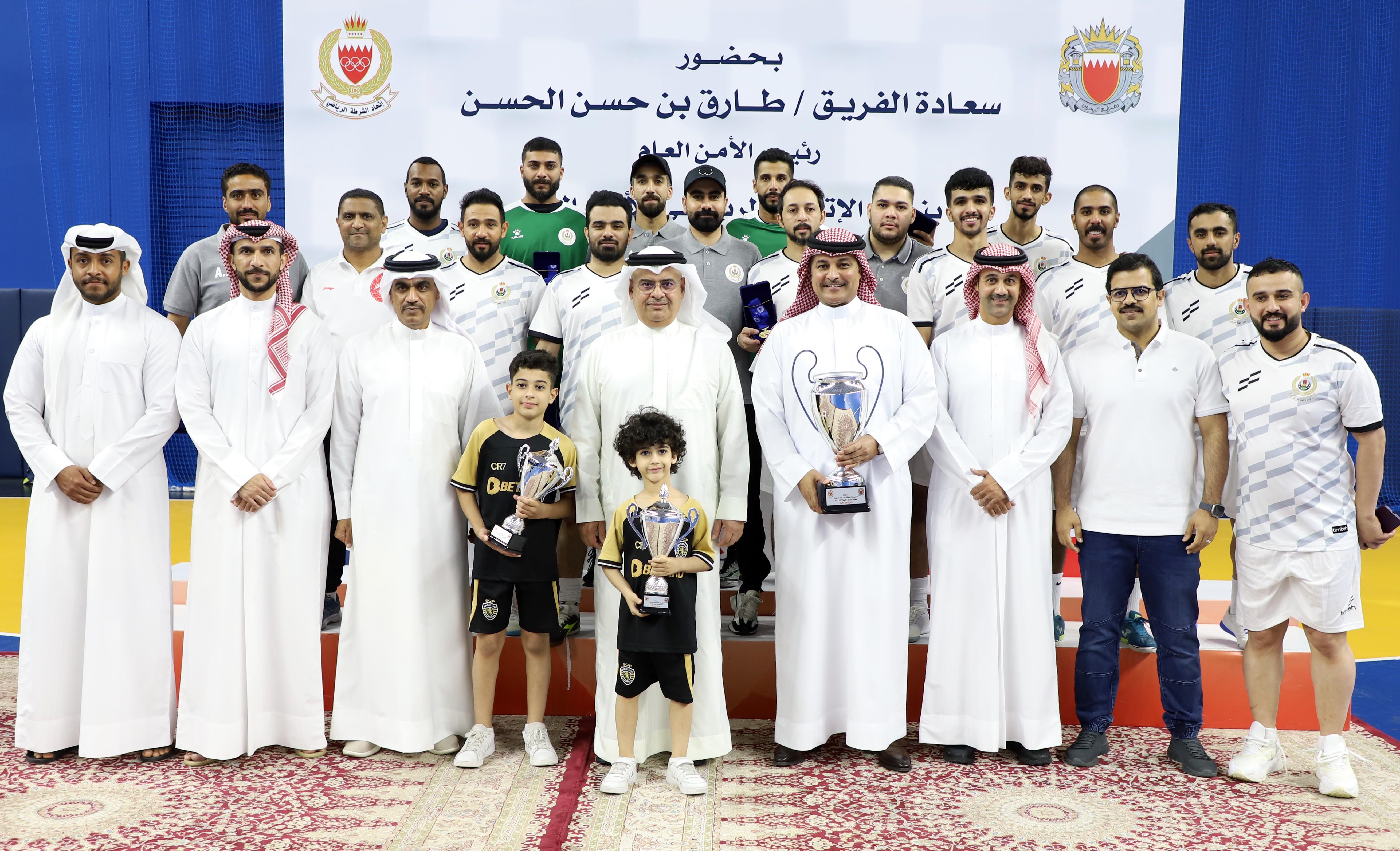 رئيس الأمن العام يشهد ختام بطولة الشرطة المفتوحة لخماسيات كرة القدم ويتوج  ( فريق الإدارة العامة للمرور ) بكأس البطولة<