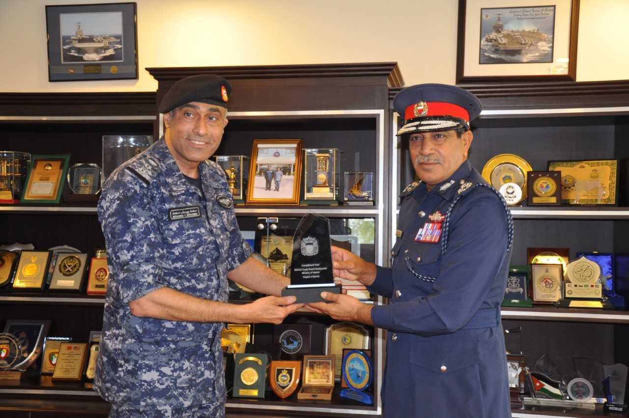 قائد خفر السواحل يستقبل قائد قوة الواجب المختلطة (152)<