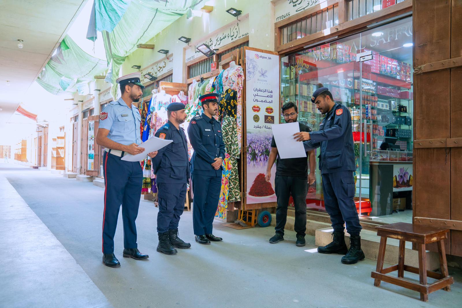 مديرية شرطة المحرق بالتعاون مع الإدارة العامة للدفاع المدني تنفذان حملة توعوية بالأسواق والمحلات التجارية<