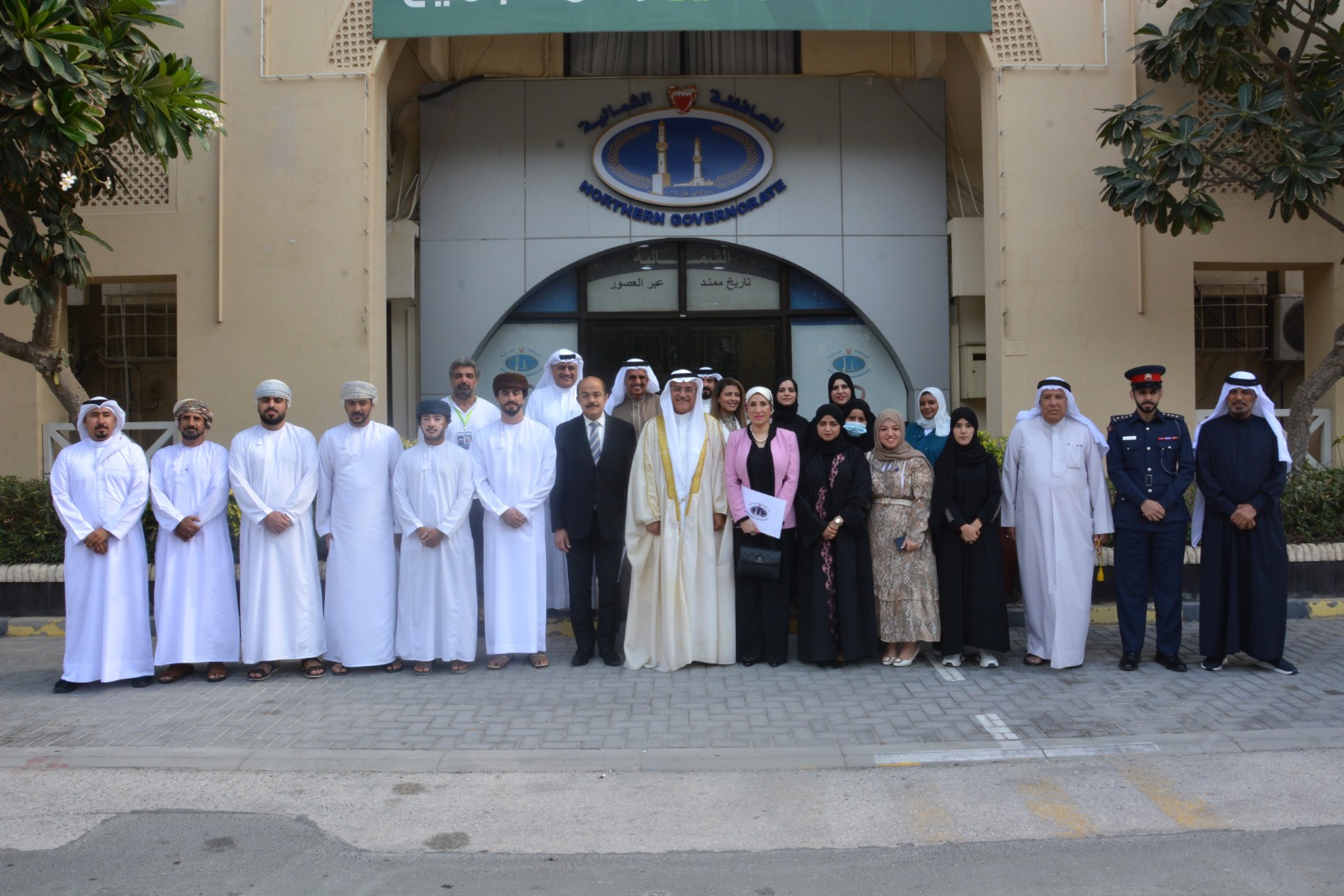 لدى لقائه الأهالي في مجلس المحافظة ... العصفور: مستمرون في تبني نهج التواصل والانفتاح على كافة القطاعات وفئات المجتمع لتجسيد الحس الوطني<