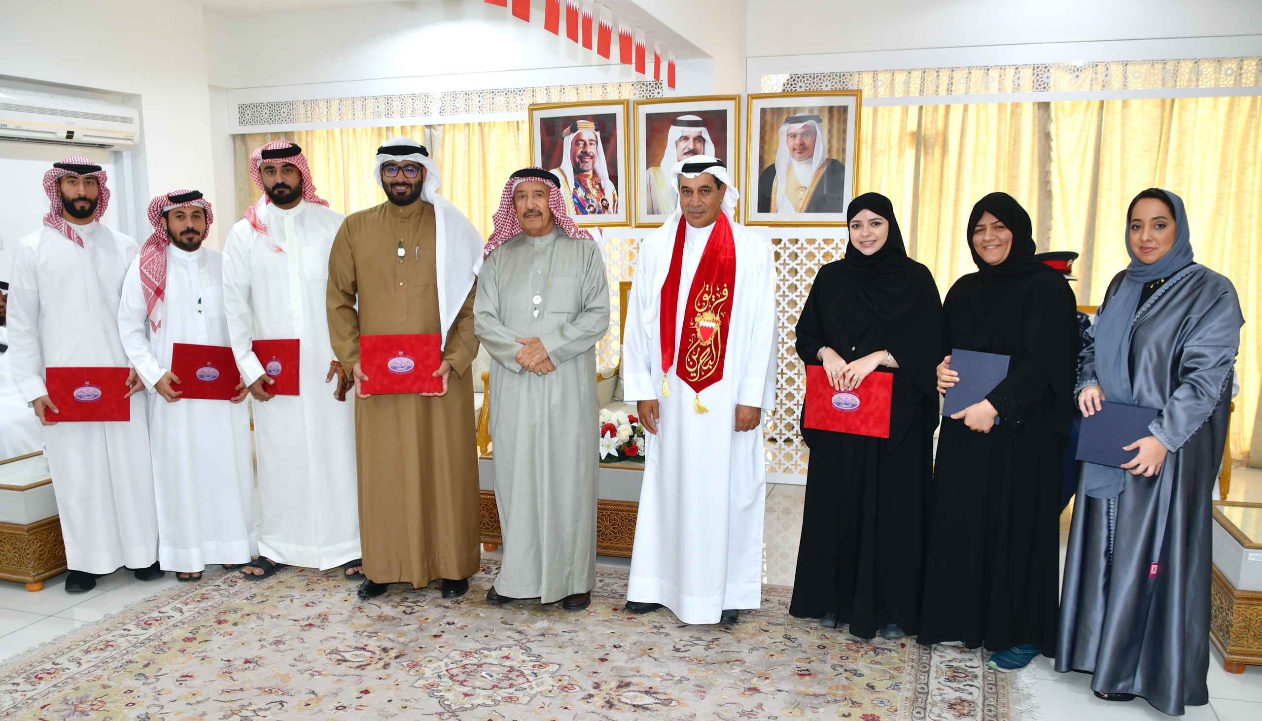 محافظ المحرق يكرم عدد من الموظفين المتميزين بالمحافظة<