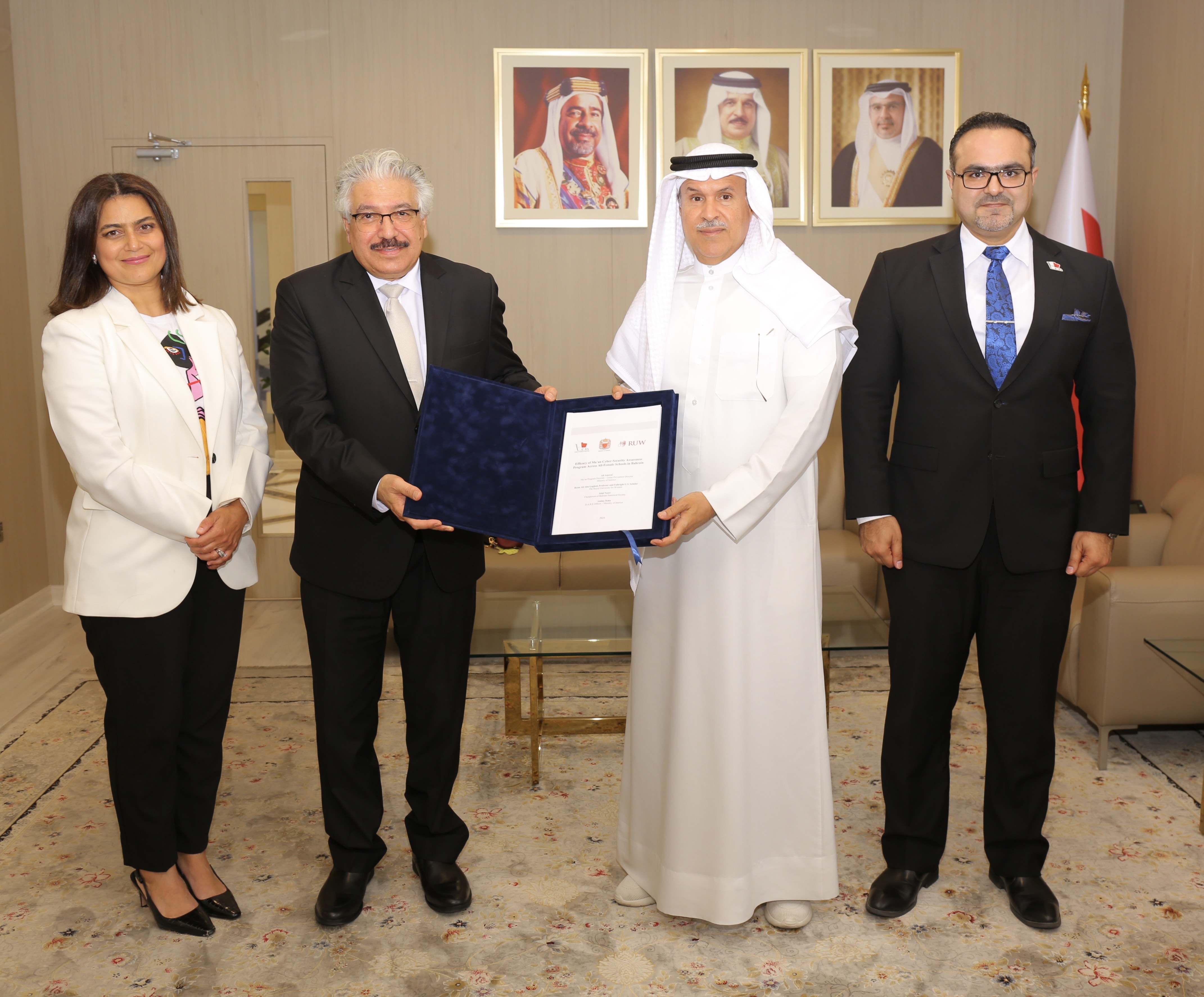 يعد أول تعاون بحثي مع الجامعة الملكية للبنات .. رئيس لجنة مكافحة العنف والإدمان يتسلم نتائج الدراسة التحليلية لقياس أثر منهج معاً لحماية الأطفال في الفضاء الالكتروني<