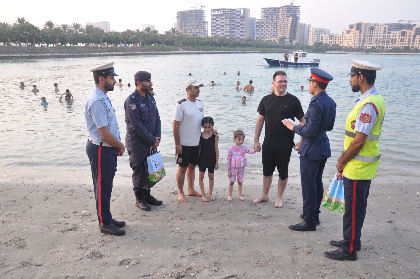 خفر السواحل تنفذ حملة توعوية على شاطئ أمواج بالتعاون مع شرطة المحرق <