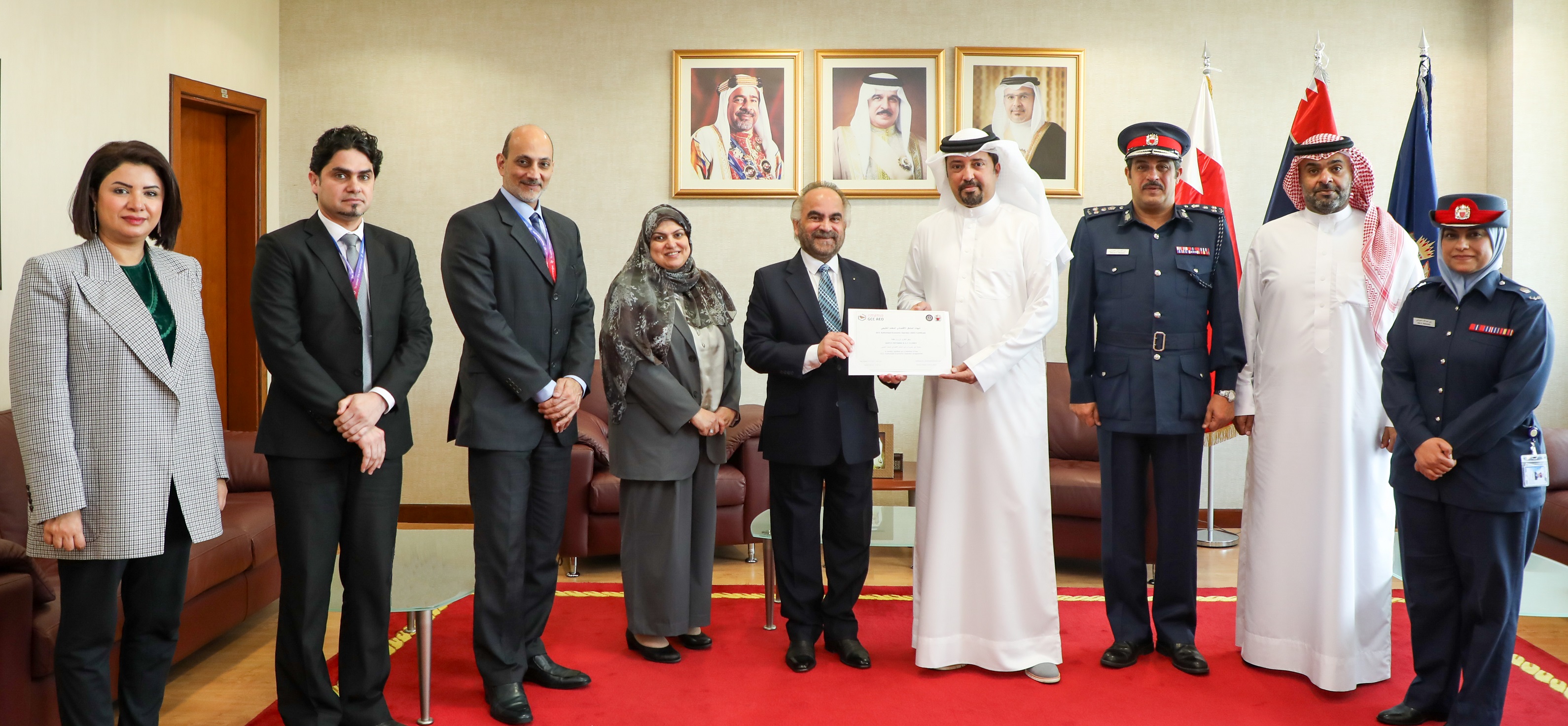 رئيس الجمارك يسلم الرئيس التنفيذي لشركة بابكو للتكرير شهادة المشغل الاقتصادي المعتمد الخليجي <