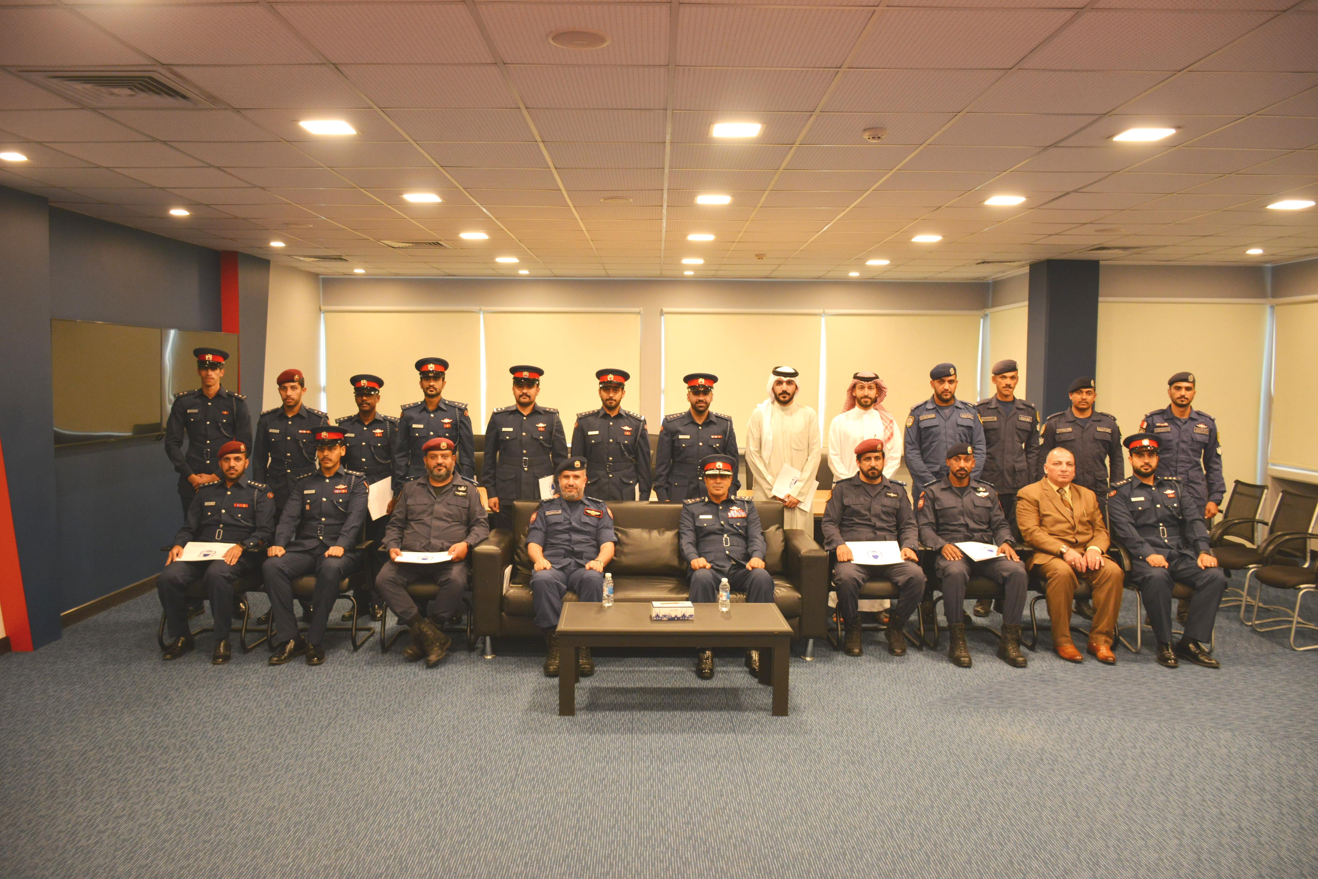 قائد خفر السواحل يشهد ختام دورتين تدريبيتين<