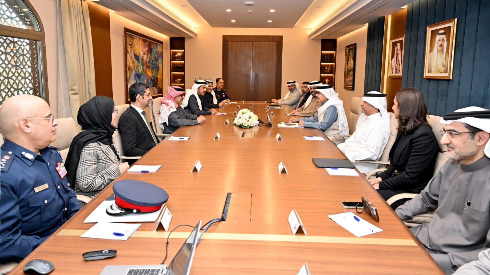 في اجتماع مجلس الدفاع المدني برئاسة معالي وزير الداخلية .... تشغيل تجريبي على مراحل لمشروع التنبيهات اللاسلكية للإنذار المبكر للطواريء بما يعكس تبني أفضل الممارسات الدولية في مجال الحماية المدنية<