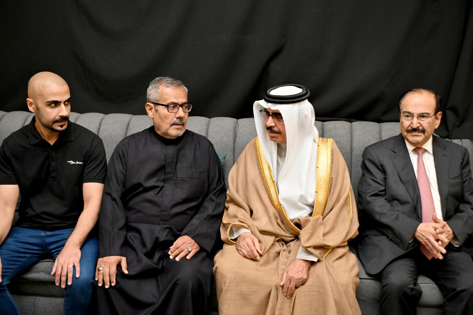 معالي وزير الداخلية يقدم واجب العزاء لأسرة فقيدة الوطن التي وافتها المنية نتيجة العدوان الإيراني الآثم<