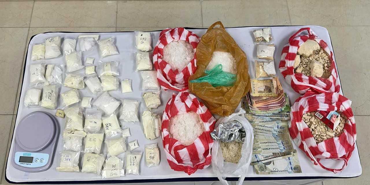 إدارة مكافحة المخدرات : القبض على 5 أشخاص بحوزتهم 5 كيلو جرام من المواد المخدرة والمؤثرات العقلية تزيد قيمتها عن 103 ألف دينار<