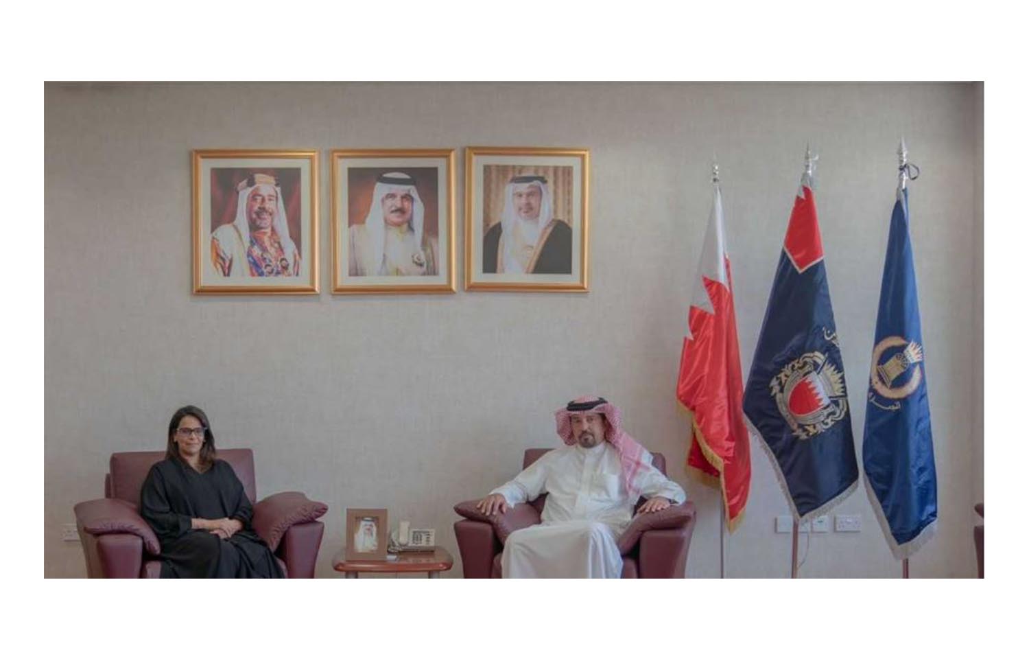 معالي رئيس الجمارك يتسلم نسخة من 