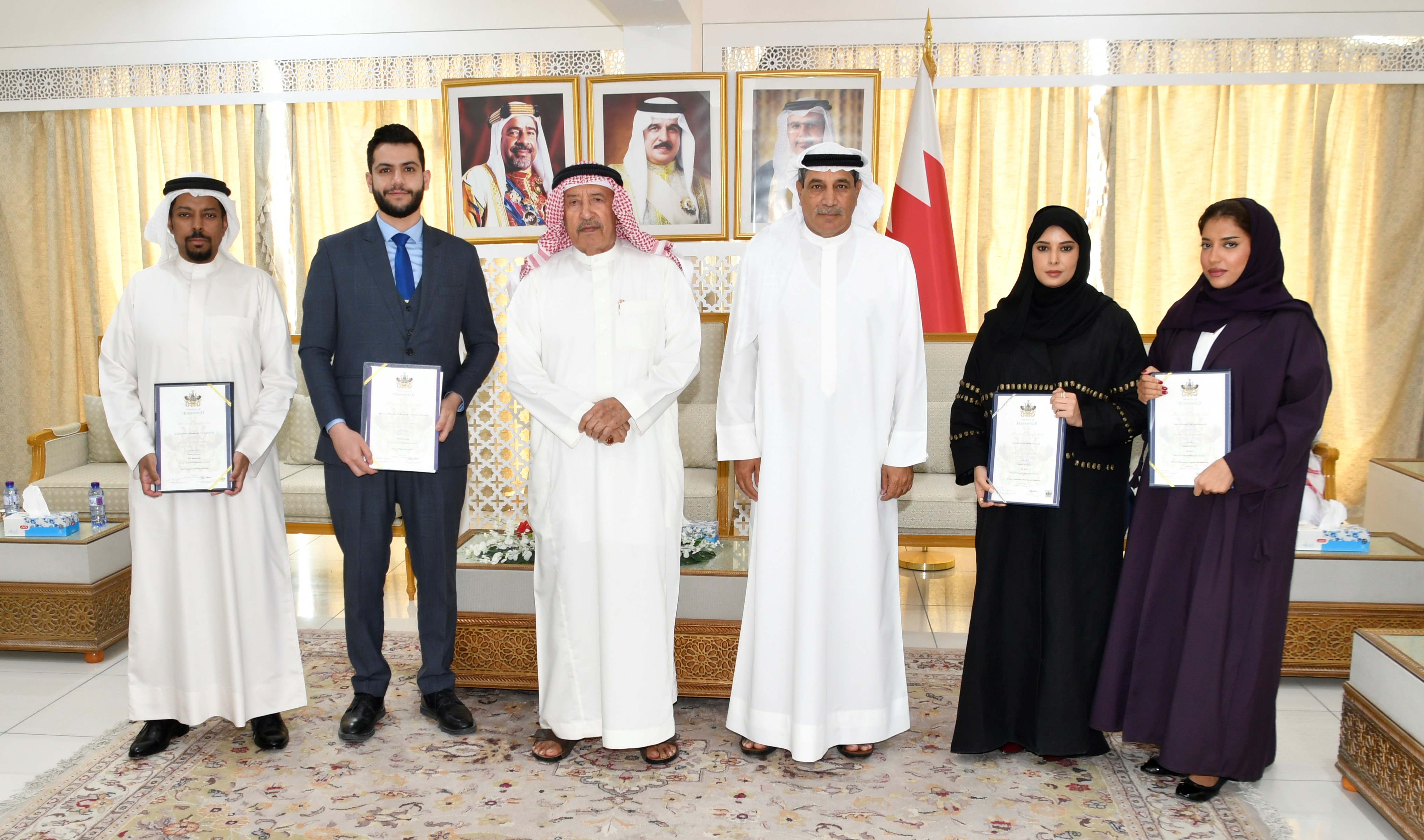 محافظ المحرق يكرم عدداً من منتسبي المحافظة بمناسبة حصولهم على شهادة الماجستير<