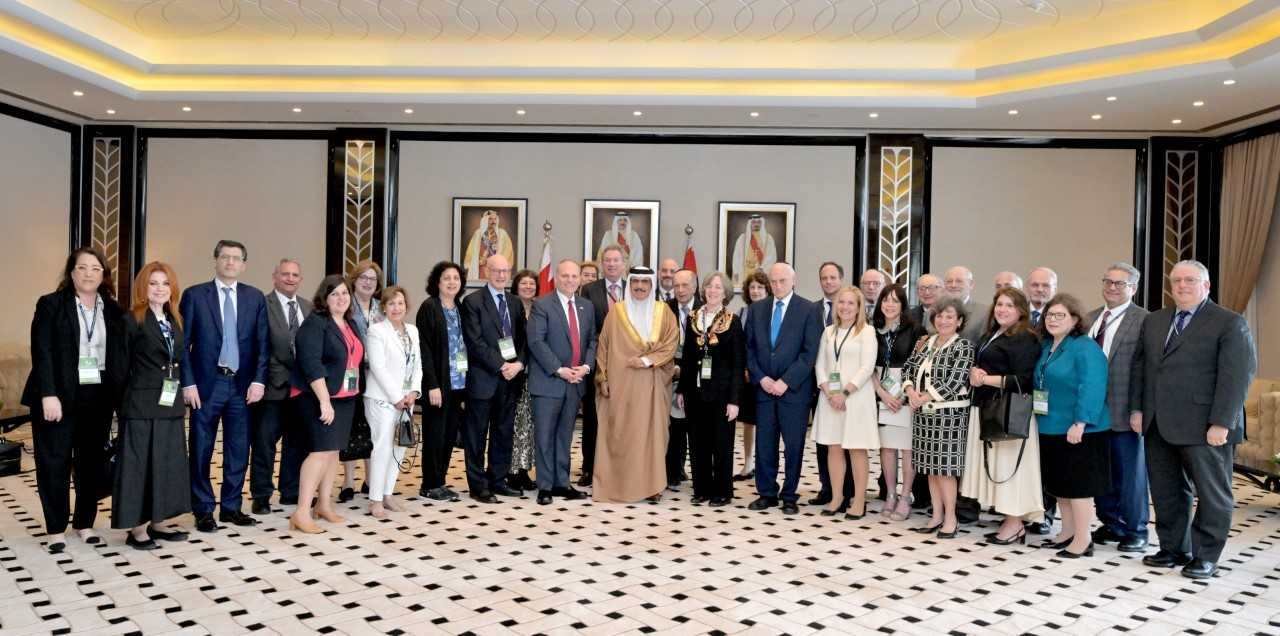 معالي وزير الداخلية يستقبل وفداً من أعضاء مؤتمر رؤساء المنظمات اليهودية الأمريكية ويؤكد أن ميثاق العمل الوطني جاء تعبيرا عن النهج الحضاري والديمقراطي القائم على التعايش وتعزيز ثقافة السلام انطلاقا من رؤية جلالة الملك المعظم<