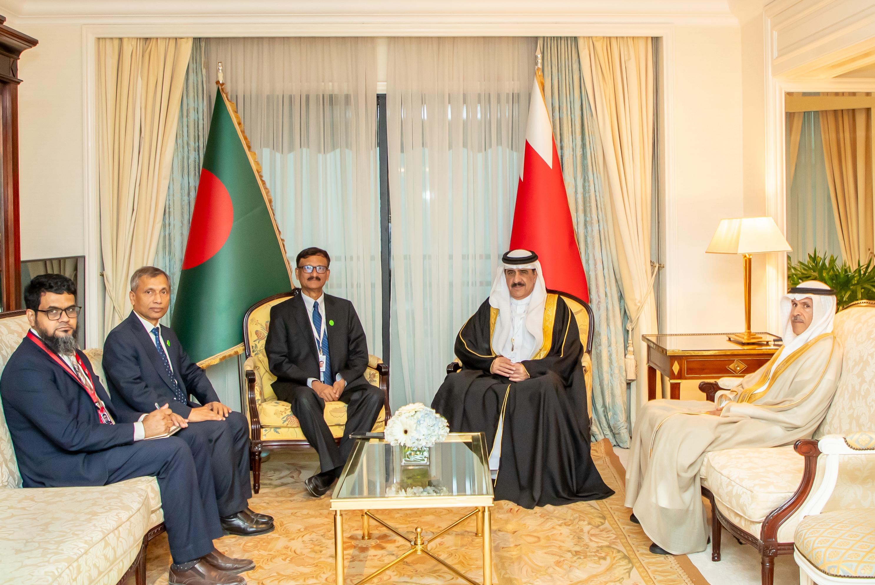 نائب وزير الداخلية يستقبل وزير الخارجية في جمهورية بنغلاديش الشعبية على هامش حوار المنامة 2025<