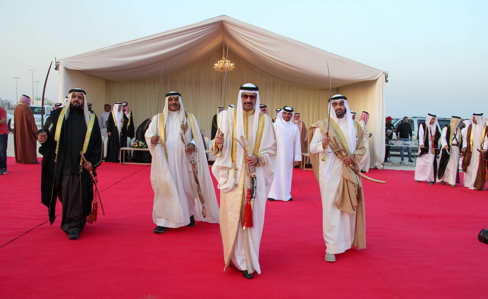 بمناسبة الأعياد الوطنية .... سمو محافظ الجنوبية يشهد آخر فعاليات العرضة البحرينية بحضور أعيان وأهالي مدينة خليفة<