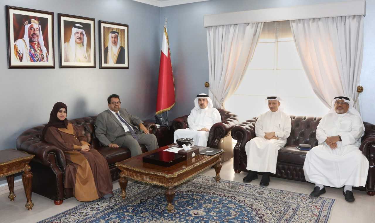 محافظ العاصمة يبحث احتياجات مركز تمكين شباب الديه<