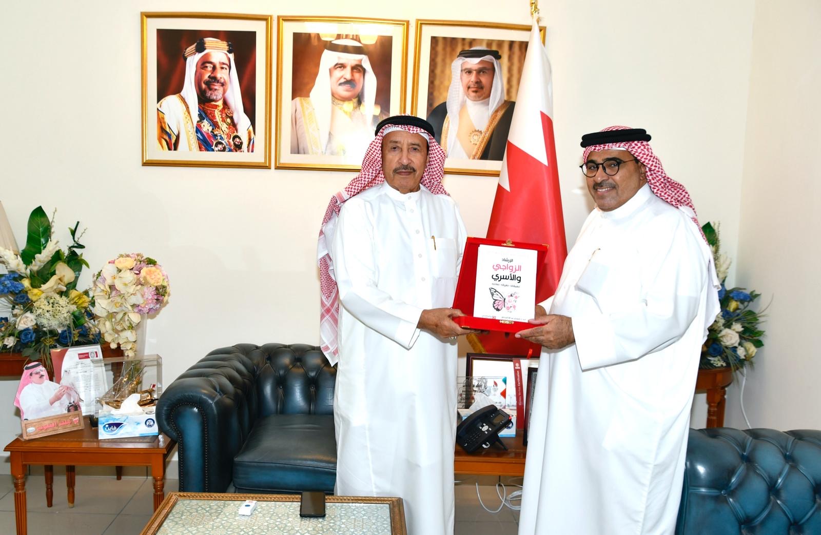 محافظ المحرق يستقبل الدكتور شمسان المناعي ويتسلم نسخة من كتابه 