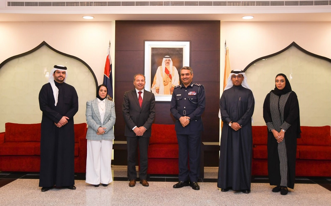 آمر الأكاديمية الملكية للشرطة يستقبل عميد كلية الدراسات العليا و مديرة مركز الجامعة لخدمة المجتمع والإستشارات والتدريب والتعليم المستمر بجامعة الخليج العربي<