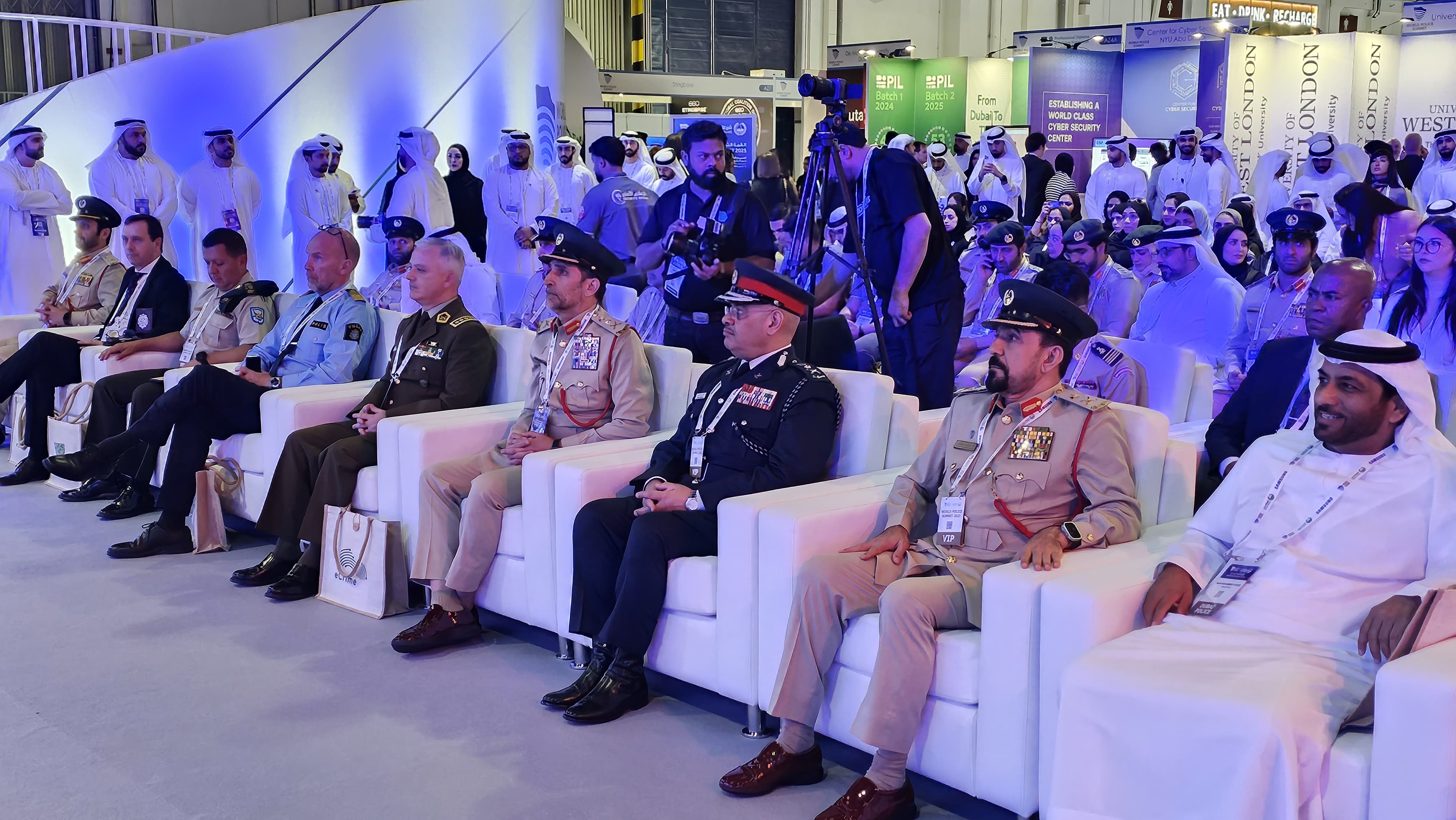 في ختام أعمال القمة الشرطية العالمية 2025 ... رئيس الأمن العام يشارك في تدشين المنصة التي أطلقتها شرطة دبي للتوعية عن الجرائم الالكترونية<