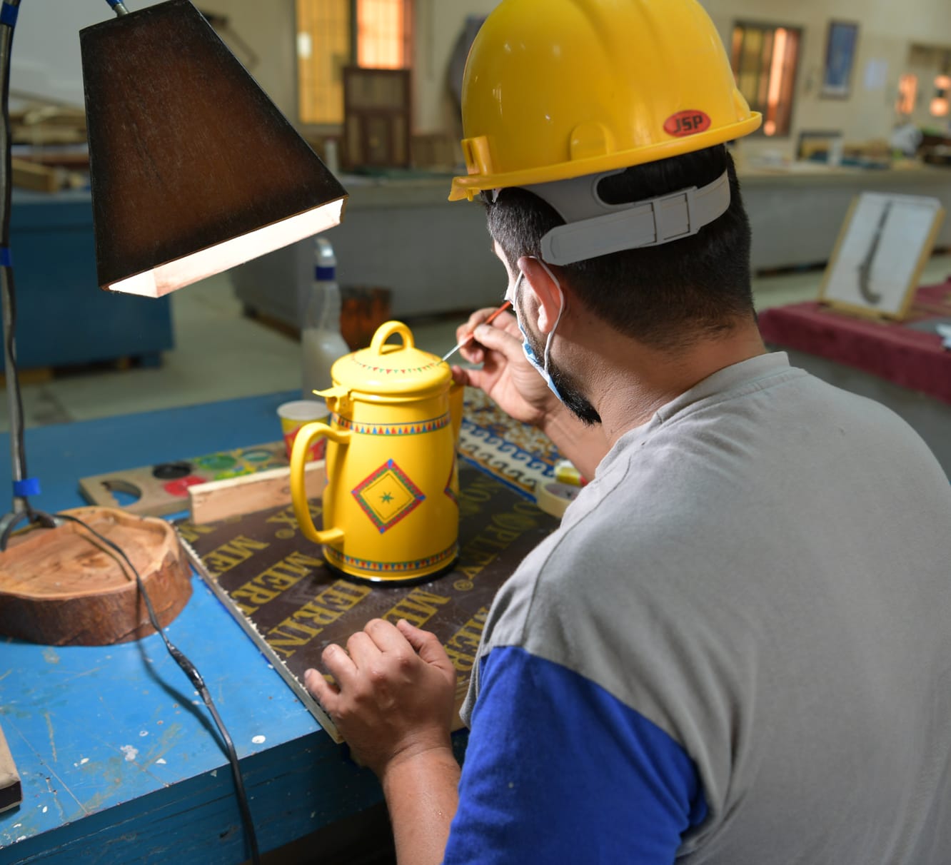 من ضمن برامج الإدارة العامة للإصلاح والتأهيل: ورش مهنية وحرفية ويدوية للنزلاء<